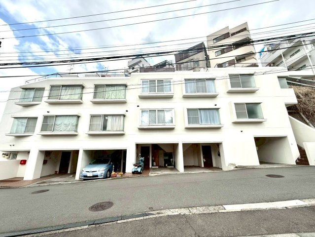 ノブヒル・ホドガヤの外観|ノブヒルホドガヤは、JR保土ヶ谷駅から徒歩10分の住宅街に位置する、低層マンションです。
日当たり・通風が良好で、カースペースが設置されている（専用使用権付き）点が主な特徴です。 