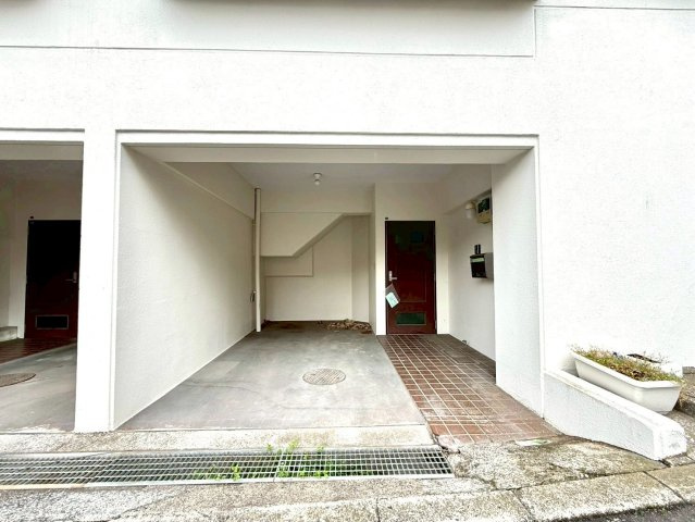 ノブヒル・ホドガヤの駐車場|建物に組み込まれた屋根付きの駐車スペースは、雨天時でも乗り降りが快適。大切なお車を風雨から守りつつ、住まいへの動線もスムーズに確保された利便性の高い設えです。