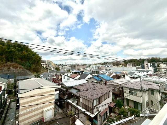 ノブヒル・ホドガヤの展望|視界が大きく開けた眺望が魅力。空と街並みを一望できるロケーションで、日々の暮らしに開放感と特別なひとときをもたらします。