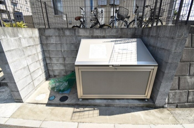  | 虹色 | ごみ置き場
