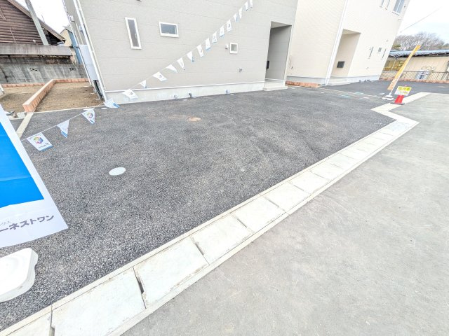 常陸大宮市姥賀町　第3　新築戸建て　3号棟の駐車場|駐車4台可能で、出し入れしやすいゆとりのカースペース。
月々の駐車場代が不要な点も大きな魅力です。