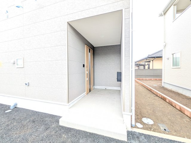 常陸大宮市姥賀町　第3　新築戸建て　3号棟の玄関|玄関ドアはカードキーで開閉も楽々♪
スマホでの開錠と施錠も可能です！
玄関上部には人感センサー付きのダウンライトがあるので、夜間の帰宅時に自動で点灯してくれます♪
防犯対策面にも一役買ってくれます！