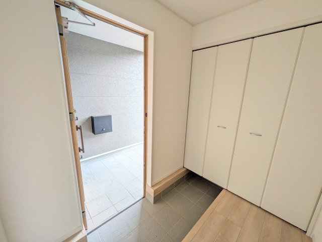 常陸大宮市姥賀町　第3　新築戸建て　3号棟の玄関|家族全員の靴がスッキリ片付く大容量シューズボックス完備。お客様を気持ちよく迎えられる、明るく清潔感あふれる玄関です。