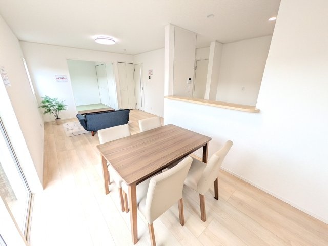 常陸大宮市姥賀町　第3　新築戸建て　3号棟の居間・リビング|家族の会話が自然と弾む、広々としたゆとりのLDK。南西向きの窓からたっぷりの光が射し込む明るく快適な空間です。