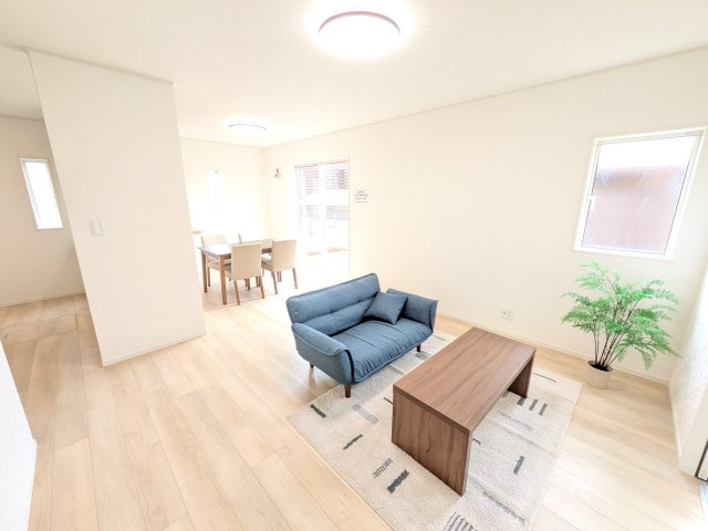 常陸大宮市姥賀町　第3　新築戸建て　3号棟の居間・リビング|居心地の良いデザインと機能性を両立。ご友人を招いたり、趣味を楽しんだり、様々なシーンで活躍する団らんの中心地です。