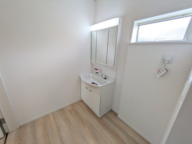 常陸大宮市姥賀町　第3　新築戸建て　3号棟の独立洗面台|三面鏡の洗面化粧台はミラー扉の内側がすべて収納スペースになっており、収納力も魅力的です♪
ボックスティッシュも収納可能で、可変トレイは収納物に応じて高さ調整ができます！
取り外して洗えるので清潔です♪