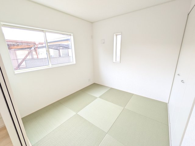 常陸大宮市姥賀町　第3　新築戸建て　3号棟の和室|琉球畳の和室は陽当たりも良く、落ち着ける空間です♪
リビングとの続き間になっているので、お子様の遊ぶスペースやお昼寝などにも使えます！
押し入れもあり収納にも困りません♪