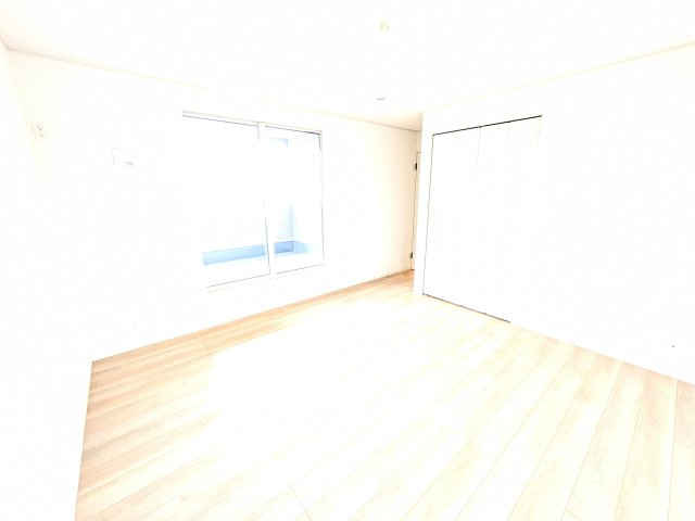 常陸大宮市姥賀町　第3　新築戸建て　3号棟の洋室|バルコニーに面した明るい２面採光で、毎朝爽やかな光を感じられます。
