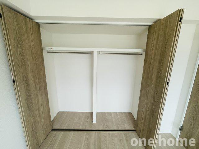 新北野第3コーポの収納|◆バルコニー側 約6.0帖洋室 収納です！ハンガーパイプ×枕棚付きで横幅があり、しっかり収納ができます！
