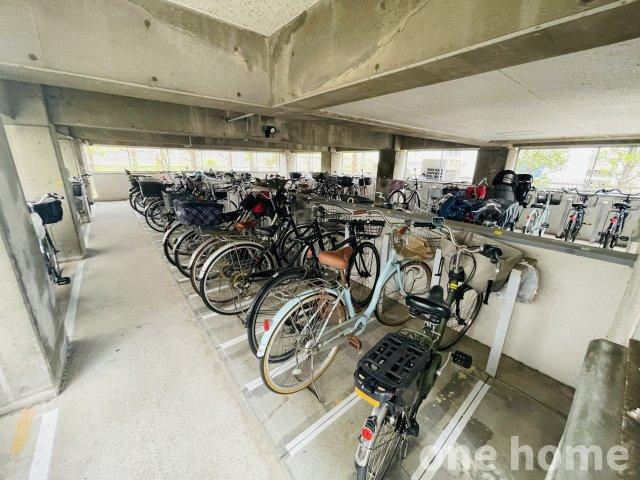 新北野第3コーポの駐輪場|◆駐輪場は屋内にあり自転車が雨風にさらされる心配がありません！
◆最新の空き状況など、詳細につきましてはお気軽にお問い合わせください！