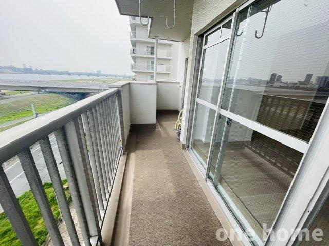 新北野第3コーポのバルコニー|◆バルコニーは格子タイプの手すりのため、通風を確保しやすいです！
◆【即日内覧会開催中】角部屋につき陽当たり・通風良好です！