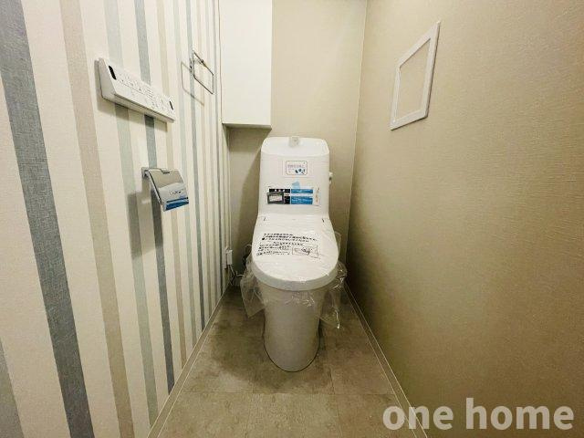 新北野第3コーポのトイレ|◆スッキリとしたフォルムの手洗い一体型温水洗浄便座付きトイレです！新調済！
◆操作がしやすい壁掛けリモコンです！