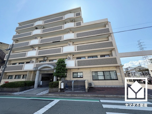 ソルディオ北武庫之荘の外観|武庫川河川敷まで徒歩圏内の、四季の移り変わりが感じられる緑豊かな住環境です。