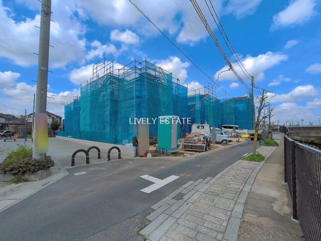 草加市谷塚仲町 新築分譲住宅 全6棟 C号棟の前面道路含む現地写真