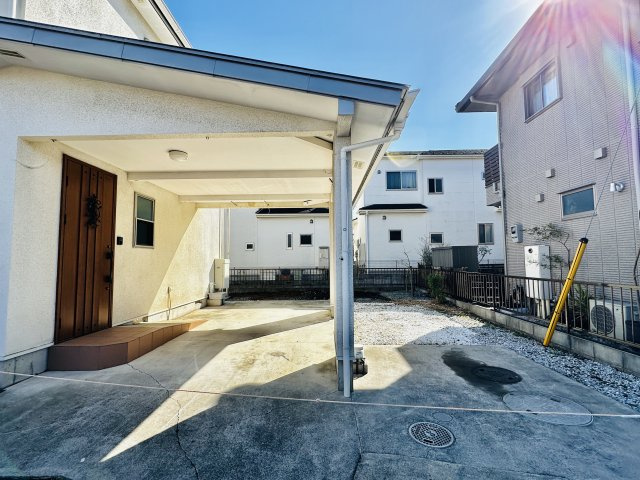 中郡大磯町国府新宿　敷地広々中古戸建の駐車場