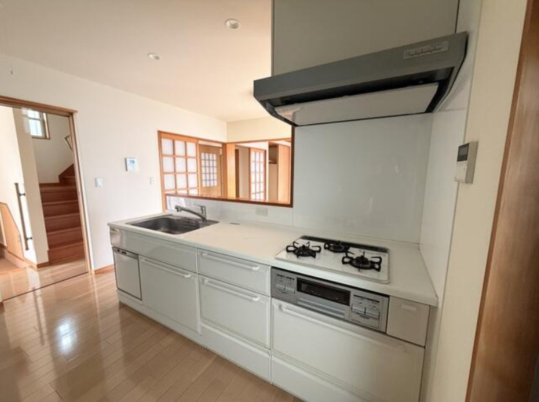 中郡大磯町国府新宿　敷地広々中古戸建のキッチン