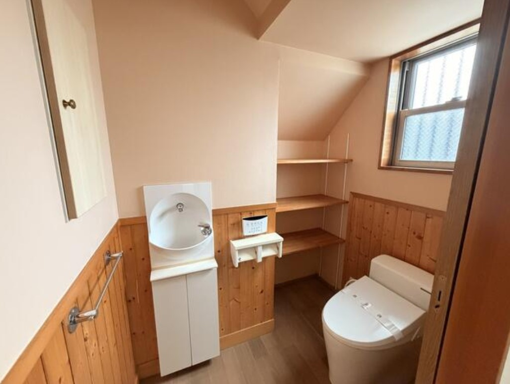 中郡大磯町国府新宿　敷地広々中古戸建のトイレ