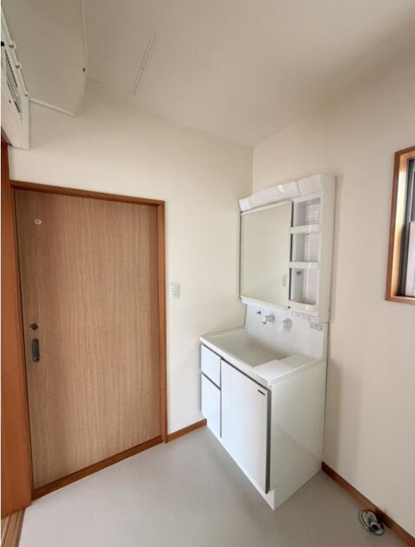 中郡大磯町国府新宿　敷地広々中古戸建の独立洗面台