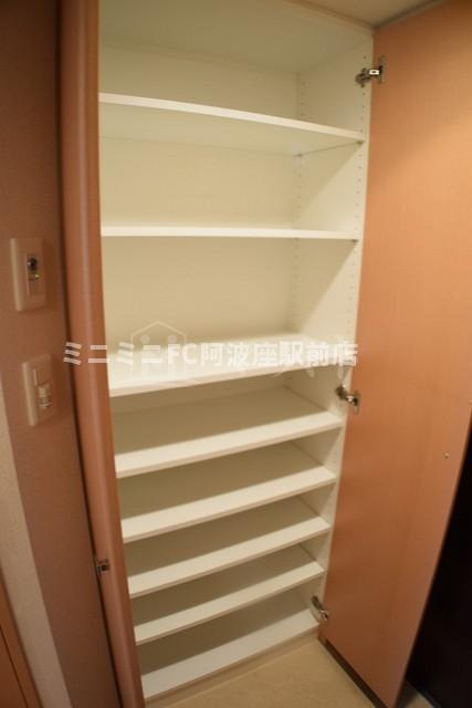 エステムコート難波WEST-SIDE大阪ドーム前の収納