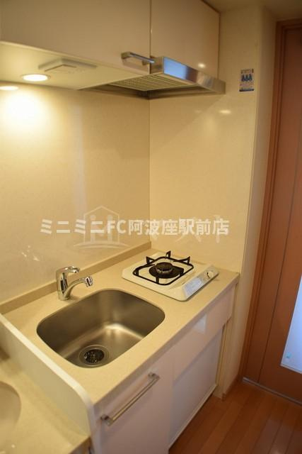 エステムコート難波WEST-SIDE大阪ドーム前のキッチン