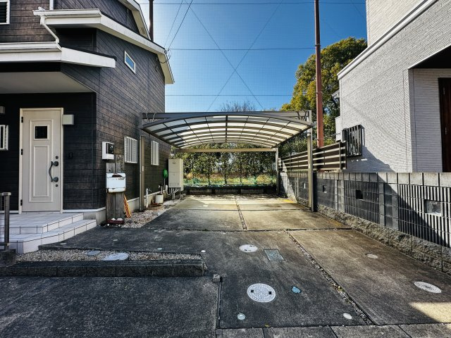 大磯町国府本郷　敷地広々注文住宅の駐車場