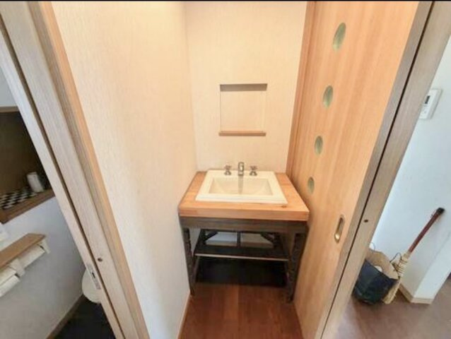 大磯町国府本郷　敷地広々注文住宅の独立洗面台