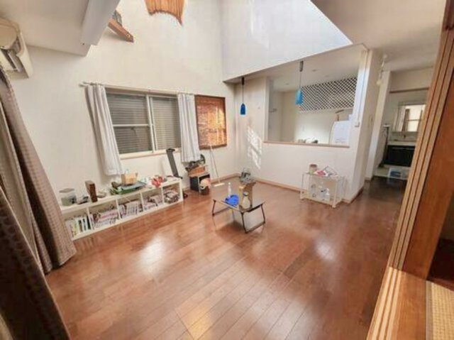 大磯町国府本郷　敷地広々注文住宅の居間・リビング