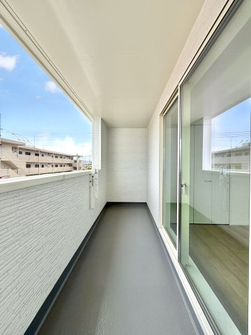 【新築戸建】高崎市筑縄町24番　のバルコニー|■バルコニー｜あたたかな陽のひかりを浴びることのできるバルコニー。お洗濯物やお布団を干せば、家族みんなが気持ちよく暮らすことができます(*^^*)