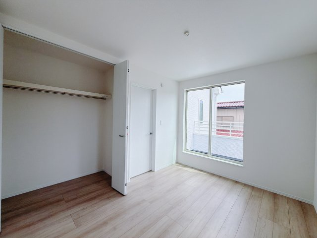 【新築戸建】高崎市筑縄町24番　の洋室|■2階洋室｜お子様の一人部屋にピッタリな洋室。木のぬくもりを感じるフローリングは、天然木の味わいが時とともに深みを増していきます。また、傷にも強く、フリーワックスでお手入れもラクラクです♪