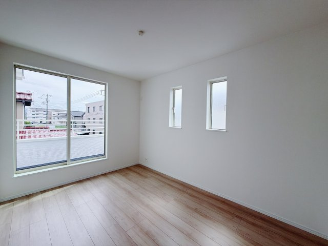 【新築戸建】高崎市筑縄町24番　の洋室|■2階洋室｜ナチュラルカラーの床です。模様替えなどとても楽しく工夫できます♪陽当たり、風通しもとても良いので毎日快適な生活スタートです！子供部屋にも良いですね♪