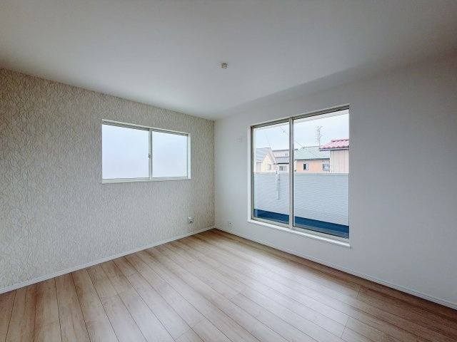 【新築戸建】高崎市筑縄町24番　の洋室|■2階洋室｜2階洋室には大きな窓をご用意しています。日中はあたたかな日差し差し込み自分時間も充実できますね＾＾