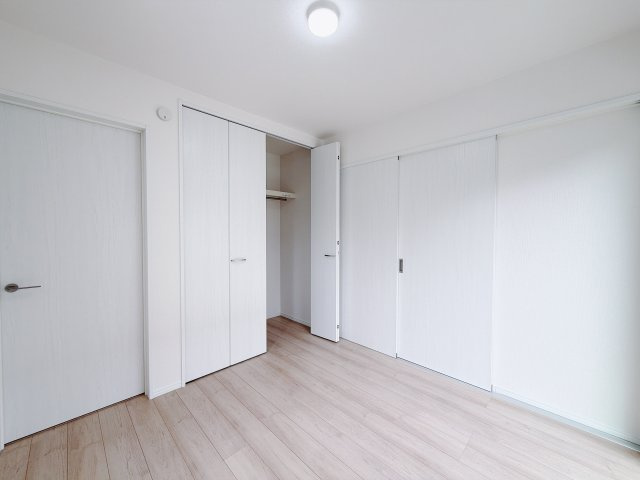 【新築戸建】高崎市筑縄町24番　の洋室|■1階洋室｜リビング横には1階洋室をご用意しております♪収納付きでお片付け上手も叶います！