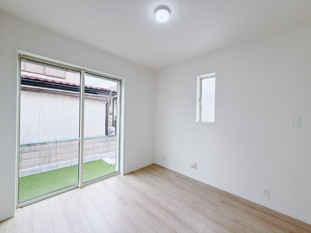 【新築戸建】高崎市筑縄町24番　の洋室|■1階洋室｜大きな窓がついていますので、日当たりも良くぽかぽか陽光が差し込みます♪