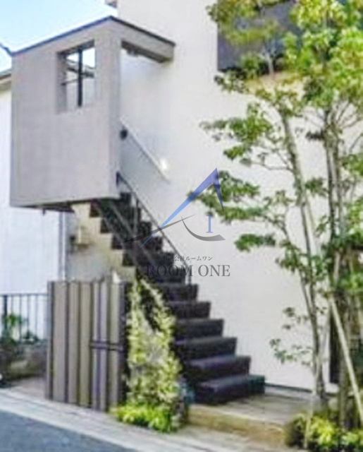 チトカラアパートメントのその他共用部分|共有階段です。