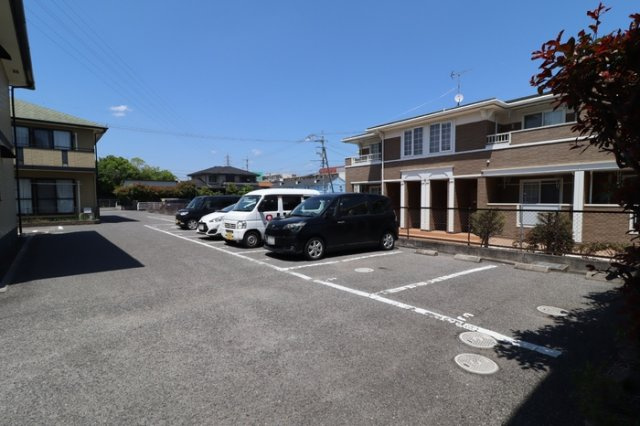 リトルバード津高　B棟の駐車場