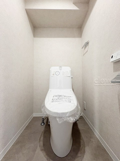 【トイレ】 | ニックハイム中目黒 | 温水洗浄便座付き。上部に収納を備えたトイレです。自宅の中でも最もプライベートな空間だからこそ、ほしい「落ち着き」がここにあります。～即日のご見学可能～　お問合せはお気軽にどうぞ。