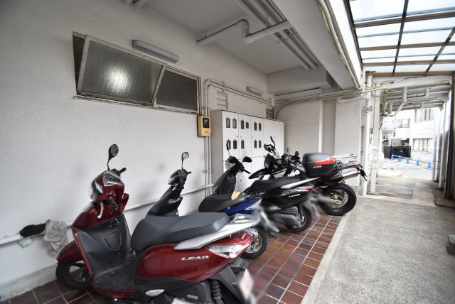 【駐車場】 | ニックハイム中目黒 | バイク置き場。空き区画の有無や駐輪料金、サイズおよび排気量規定などについては、改めてお問い合わせください。～即日のご見学可能～　お問合せはお気軽にどうぞ。