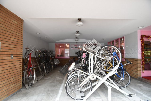 【駐輪場】 | ニックハイム中目黒 | 自転車置き場。マンションの共用部にあたります。空きの有無や駐輪料金、各戸の台数制限などについては、改めてお問い合わせください。～即日のご見学可能～　お問合せはお気軽にどうぞ。