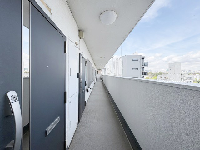 【その他共用部分】 | ニックハイム中目黒 | 共用廊下です。ここもきれいに清掃されています。周囲のお部屋の様子も、ぜひ伺ってみてください。～即日のご見学可能～　お問合せはお気軽にどうぞ。