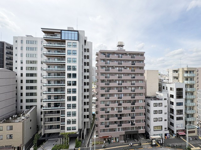 【展望】 | ニックハイム中目黒 | 眼前に広がる空の雄大さと、このお部屋の自慢の一つである「眺望」をご覧ください。毎日、この景色を独り占めできる新生活に夢が広がります。～即日のご見学可能～　お問合せはお気軽にどうぞ。