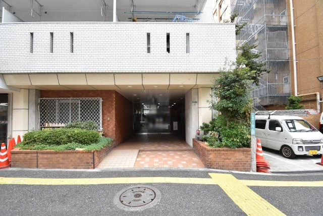 【エントランス】 | ニックハイム中目黒 | お客様を、そして住人を出迎えてくれるマンションのエントランス。ゴミが落ちていないことからも、管理状態の良さや住民の節度の高さが見て取れます。～即日のご見学可能～　お問合せはお気軽にどうぞ。