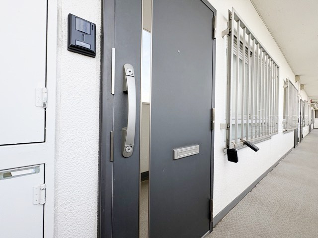 【その他共用部分】 | ニックハイム中目黒 | 皆様をお迎えする、お部屋の玄関ドア。開けやすさや開放角度、ドアノブの操作しやすさや鍵の形状などを、現地で一度ご確認ください。～即日のご見学可能～　お問合せはお気軽にどうぞ。