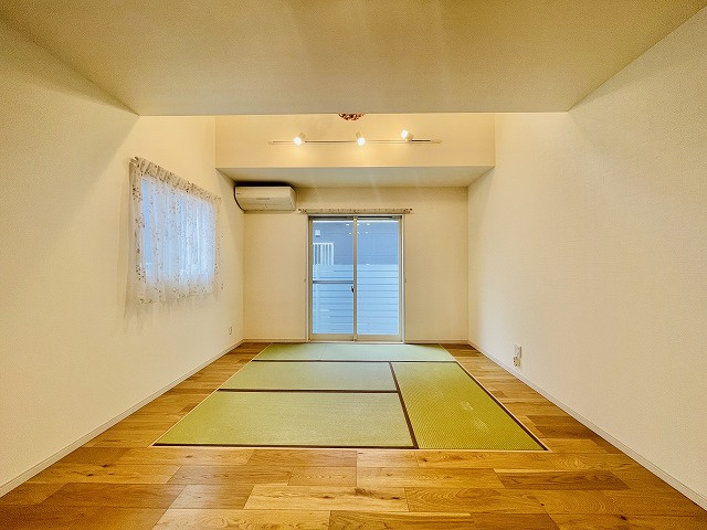 【居間・リビング】 | 太宰府市観世音寺2丁目　戸建て | リビング・ダイニングは嬉しい二面採光で明るい陽射しが射し込むＬＤＫ♪