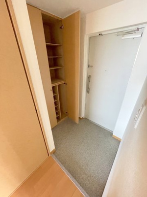 【玄関】 | シェーンブルン羽鷹  | ※同タイプの写真となり、実際のお部屋とは異なる場合があります