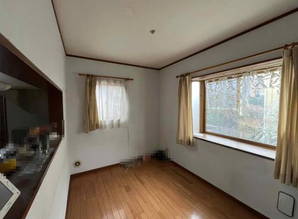 ひたちなか市青葉町　中古戸建の居間・リビング|リビングの窓からはあたたかな日差しが差し込みます(*'▽')