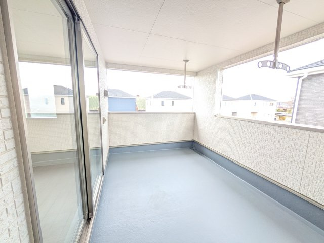 常陸大宮市姥賀町　第3　新築戸建て　8号棟のバルコニー|人気のインナーバルコニー。室内と一体感があり、雨の日のお子様の遊び場や、ペットの安全な外気浴スペースにも最適です♪