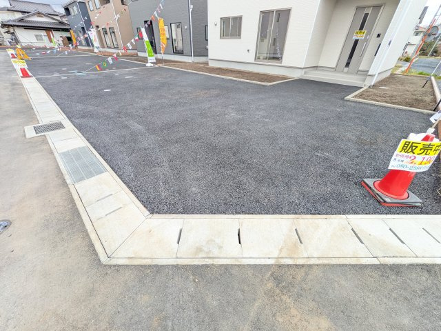 常陸大宮市姥賀町　第3　新築戸建て　8号棟の駐車場|駐車4台可能で、出し入れしやすいゆとりのカースペース。
月々の駐車場代が不要な点も大きな魅力です。
