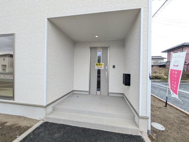 常陸大宮市姥賀町　第3　新築戸建て　8号棟の玄関|玄関ドアはカードキーで開閉も楽々♪
スマホでの開錠と施錠も可能です！
玄関上部には人感センサー付きのダウンライトがあるので、夜間の帰宅時に自動で点灯してくれます♪
防犯対策面にも一役買ってくれます！