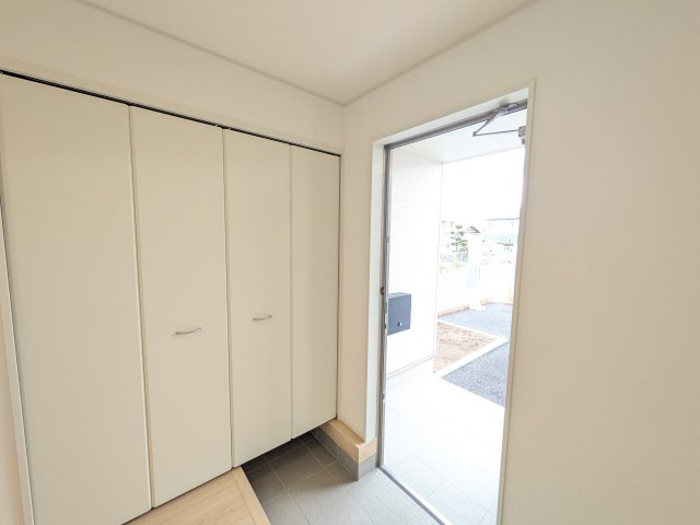 常陸大宮市姥賀町　第3　新築戸建て　8号棟の玄関|家族全員の靴がスッキリ片付く大容量シューズボックス完備。お客様を気持ちよく迎えられる、明るく清潔感あふれる玄関です。