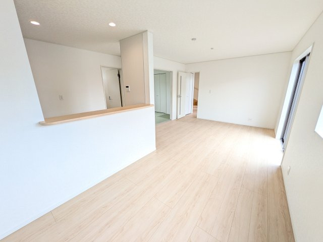 常陸大宮市姥賀町　第3　新築戸建て　8号棟の居間・リビング|家族の会話が自然と弾む、広々としたゆとりのLDK。南西向きの窓からたっぷりの光が射し込む明るく快適な空間です。